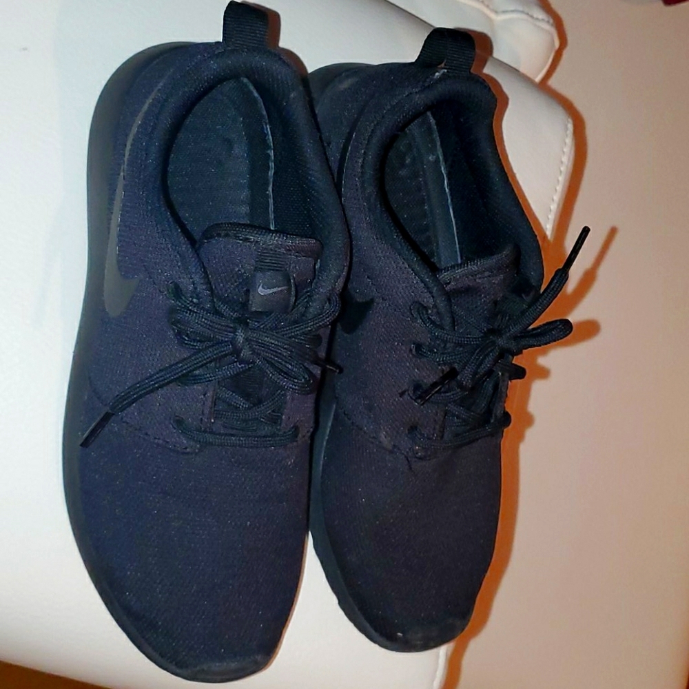 Black nike shoes